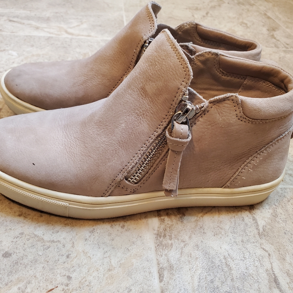 Women's size 5M Gianni Bini shoes